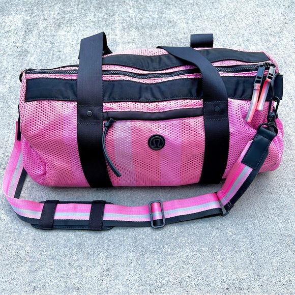 🦄 Lululemon Duffle Bag in Rare Opulent Stripe Pink - Picture 2 of 11